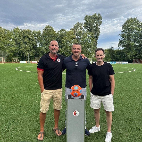 Auf dem Foto von links nach rechts: Walter Scheuer / Vorstand FC Germania Okriftel, Waldemar Stab / Stab Immobilien, Andreas Zahrt / Vereinsmitglied der Germania