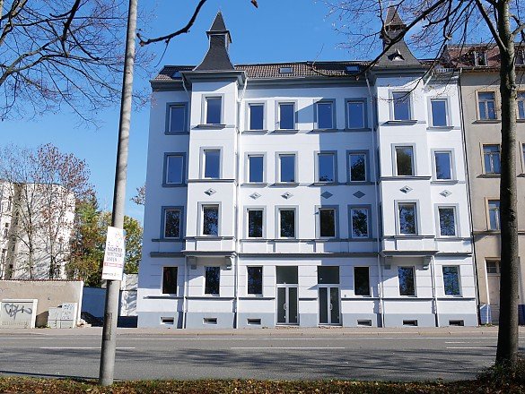 Foto Immobilien gelten als <i><b>stabile und langfristig wertbeständige Kapitalanlage</b></i> – insbesondere in wirtschaftlich unsicheren Zeiten. Doch wie bei jeder Investition gilt: <b>Wer erfolgreich investieren will, muss die Spielregeln kennen.</b> In diesem Beitrag erfahren Sie, welche <b>Chancen</b> Immobilien bieten, welche <b>Risiken</b> Sie im Blick behalten sollten und welche Faktoren für eine rentable Anlage entscheidend sind.