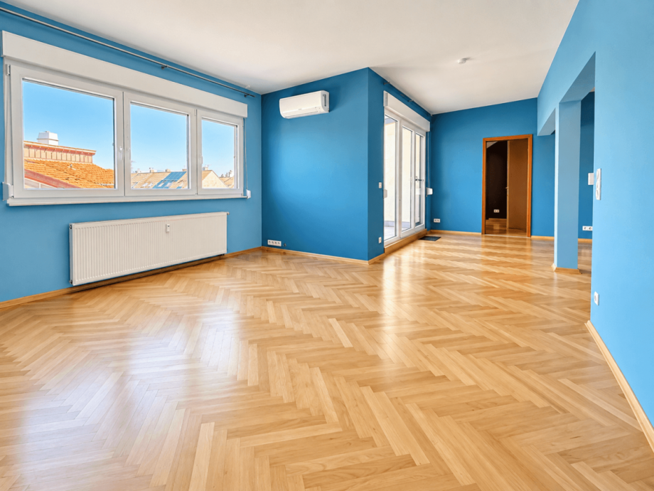 Helles Wohnzimmer mit Klimaanlage Dachgeschosswohnung Okriftel