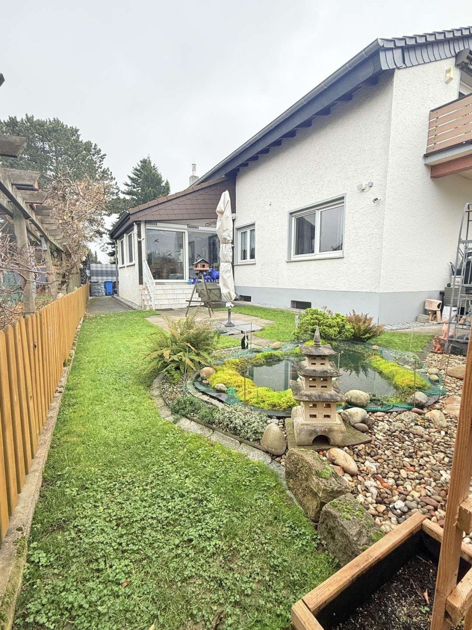 kleiner Gartenbereich mit Teich Haus Hattersheim am Main