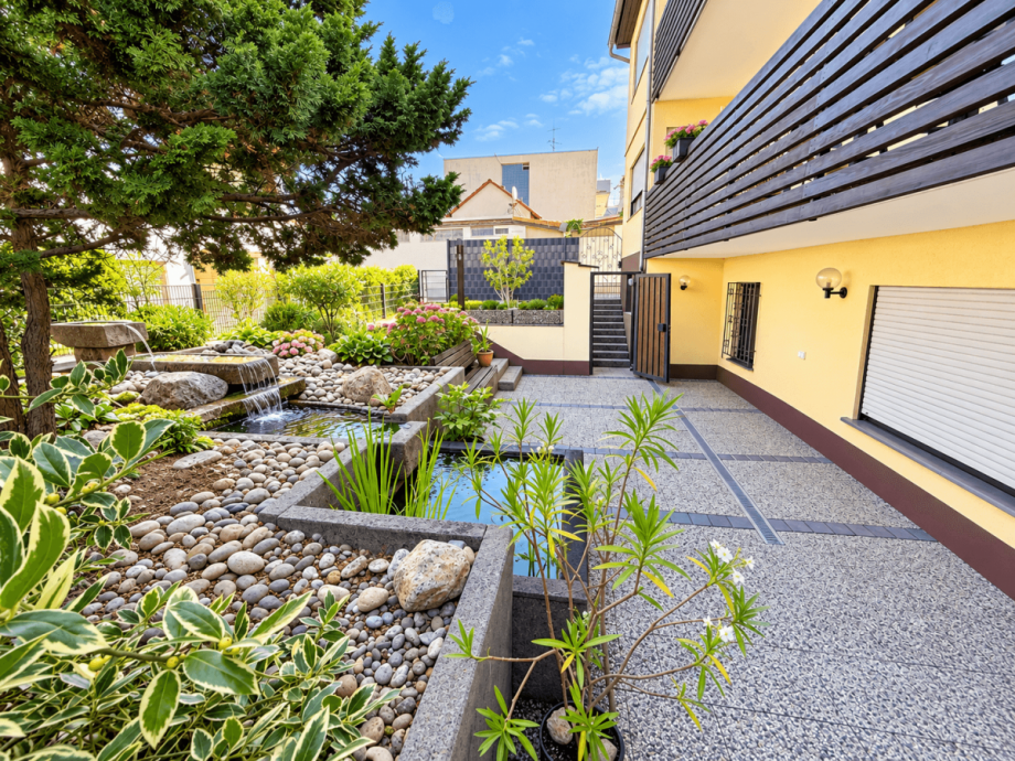 Gemeinschafts Innenhof mit Wasserfeatures und Garten Dachgeschosswohnung Okriftel