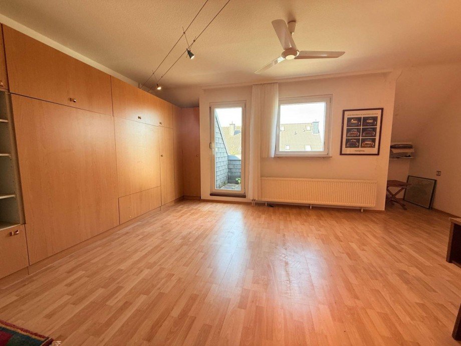Zimmer mit Zugang zur Dachloggia im DG Haus Hattersheim am Main