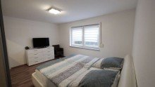 Schlafzimmer Vielseitige Maisonettwohnung mit 5 Zimmern, 2 Terrassen, 2 Parkpl�tzen sowie 2 Gartenfl�chen