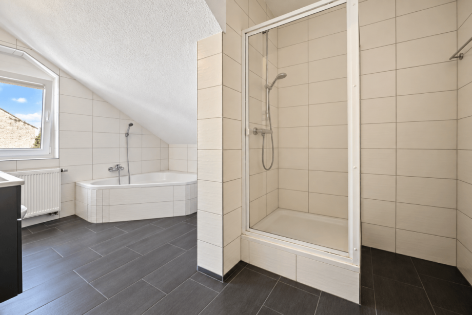 Badezimmer mit Dusche & Eckbadewanne Dachgeschosswohnung Okriftel