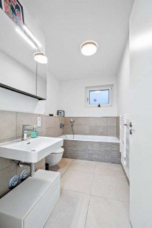 Badezimmer 1 Hochwertige 5-Zimmer Wohnung mit EBK, Garten, Terasse, Stellplatz und Ausblick auf den Main