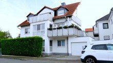Frontansicht Vielseitige Maisonettwohnung mit 5 Zimmern, 2 Terrassen, 2 Parkpl�tzen sowie 2 Gartenfl�chen