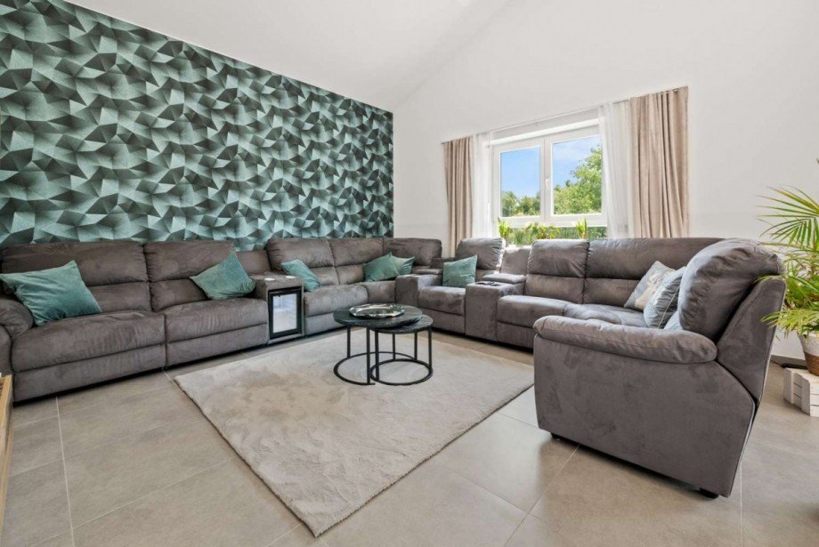 Gro�z�giges Wohnzimmer mit Platz f�r jedglichen Komfort Penthousewohnung Hattersheim am Main