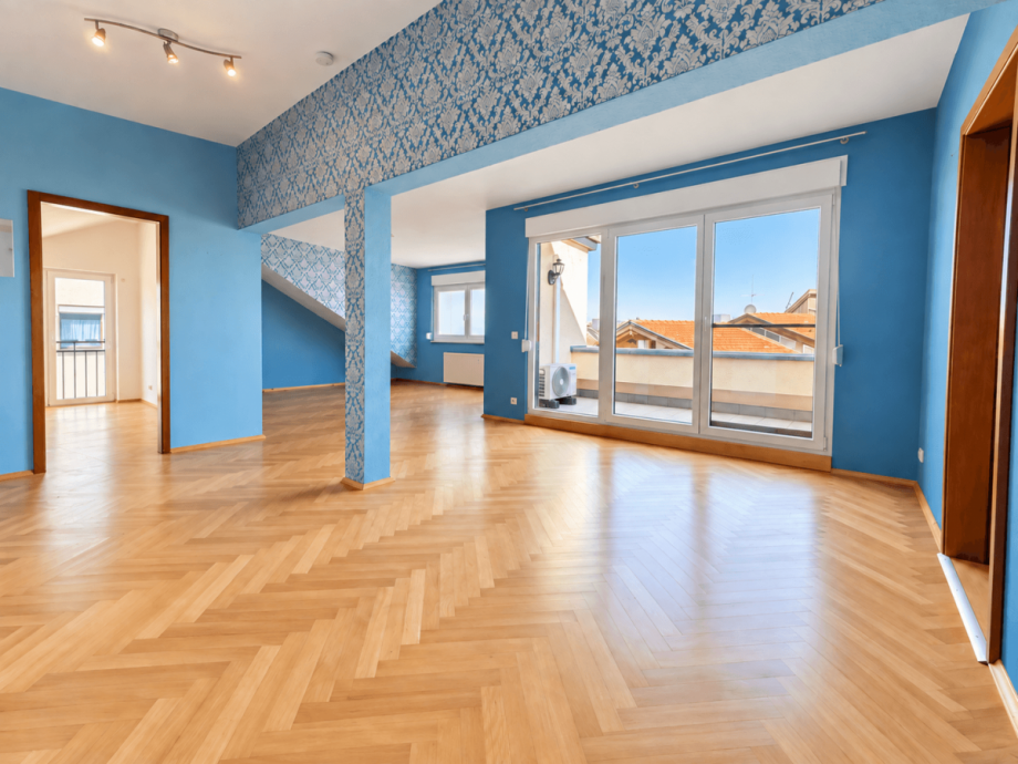 Helles Wohnzimmer mit Klimaanlage Dachgeschosswohnung Okriftel