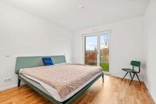 Gro�es Schlafzimmer Hochwertige 5-Zimmer Wohnung mit EBK, Garten, Terasse, Stellplatz und Ausblick auf den Main