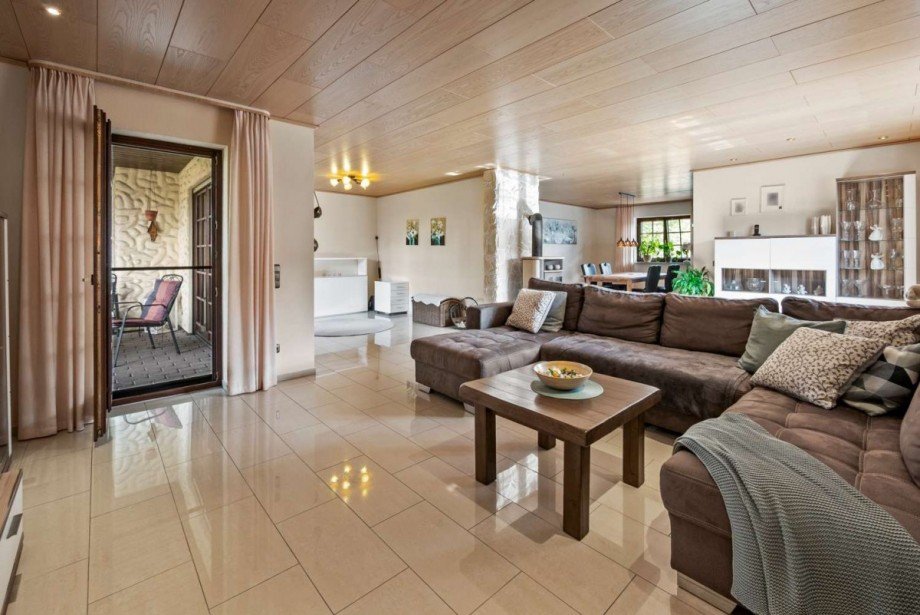 Wohnzimmer mit Zugang zur Terrasse Zweifamilienhaus Erlensee