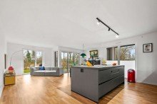 Offenes Wohnzimmer mit hochwertiger K�cheninsel Hochwertige 5-Zimmer Wohnung mit EBK, Garten, Terasse, Stellplatz und Ausblick auf den Main