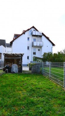 Seitenansicht Vielseitige Maisonettwohnung mit 5 Zimmern, 2 Terrassen, 2 Parkpl�tzen sowie 2 Gartenfl�chen