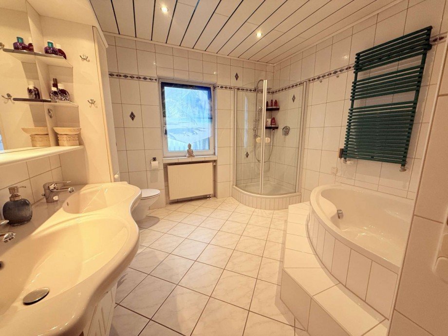 Gro�es Bad mit Dusche & Eckbadewanne im EG Haus Hattersheim am Main
