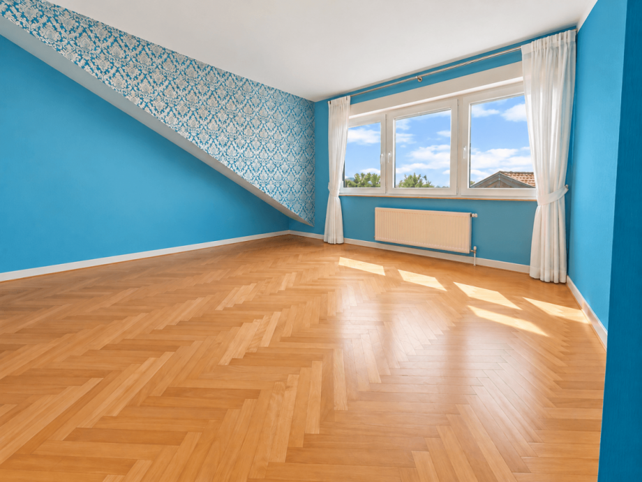 Helles Dachzimmer mit Blaut�nen und Fensterfront Dachgeschosswohnung Okriftel