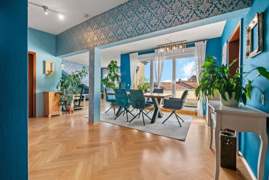 Offener Wohn-/ Essbereich mit Balkonzugang Dachgeschosswohnung Okriftel