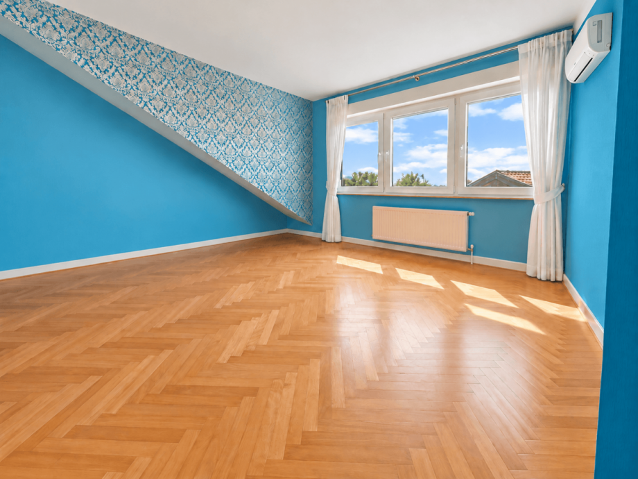 Heller Dachraum mit blauem Interieur Dachgeschosswohnung Okriftel