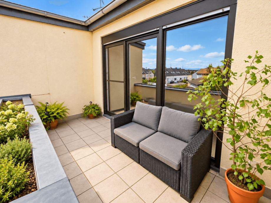 Stilvoller privater Balkon Dachgeschosswohnung Okriftel