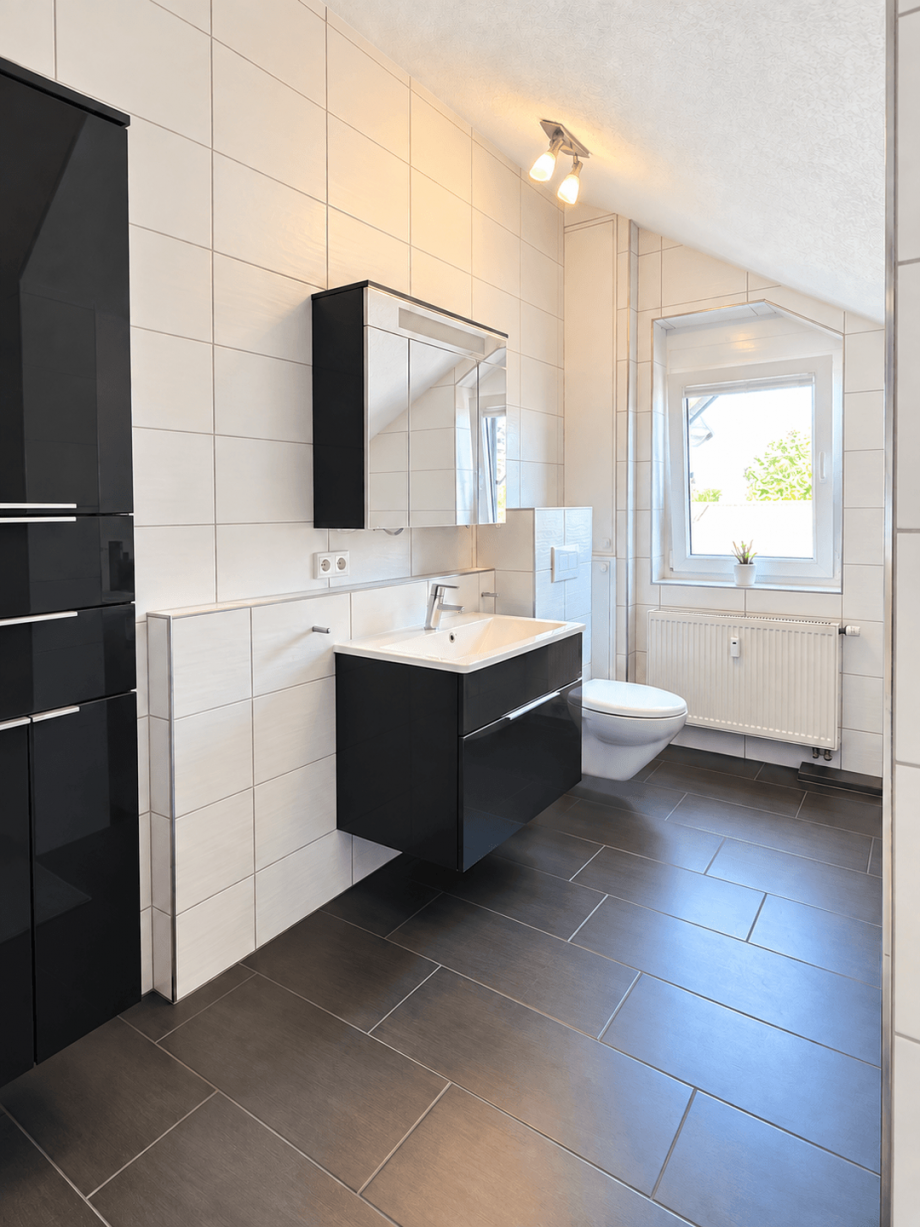 Badezimmer mit Dusche & Eckbadewanne Dachgeschosswohnung Okriftel