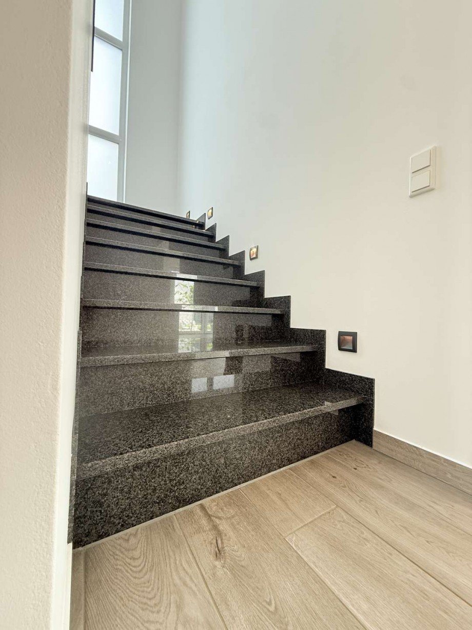 Treppenhaus mit hochwertigen Granit-Treppenstufen Einfamilienhaus Mainhausen