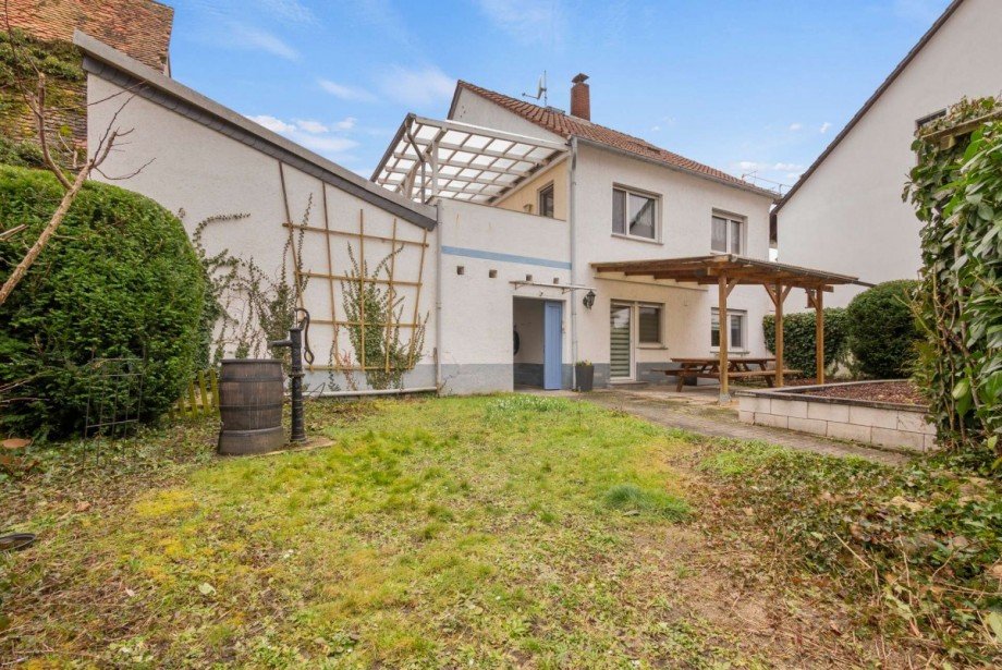 �berdachter Eingangsbereich Haus Okriftel