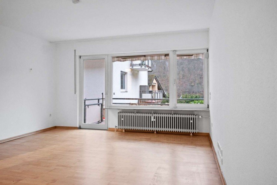 Wohnzimmer mit gro�er Fensterfront Wohnung Eppstein