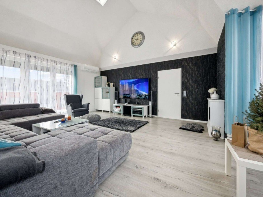 Lichtdurchfluteter, klimatisierter Wohnbereich mit Loftfeeling im OG Mehrfamilienhaus Hattersheim am Main