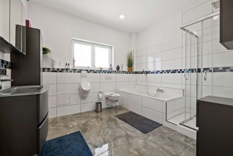 Badezimmer mit Dusche & Badewanne Penthousewohnung Hattersheim am Main