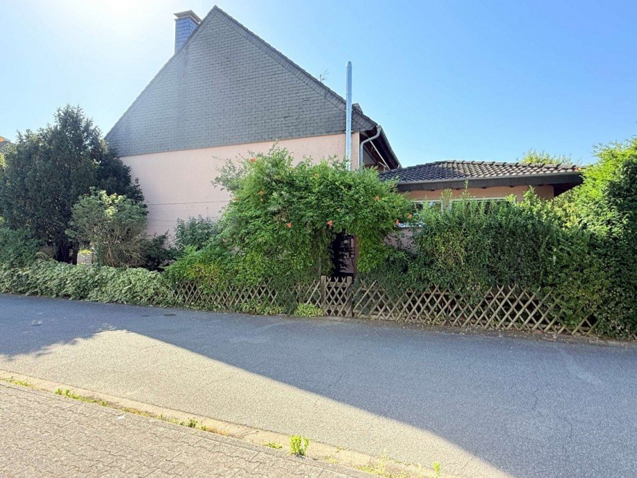 Stra�enansicht der Seitenfassade Haus Hattersheim am Main