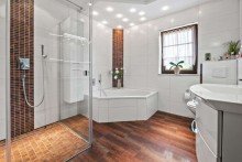 Badezimmer im EG Zweifamilienhaus mit wohnwirtschaftlich nutzbarem Keller in Erlensee