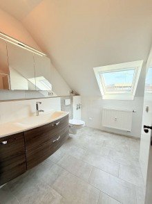Badezimmer im DG Zweifamilienhaus mit wohnwirtschaftlich nutzbarem Keller in Erlensee