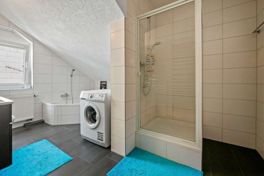 Badezimmer mit Eckwanne & Dusche Dachgeschosswohnung Okriftel