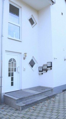 Eingangsbereich Vielseitige Maisonettwohnung mit 5 Zimmern, 2 Terrassen, 2 Parkpl�tzen sowie 2 Gartenfl�chen