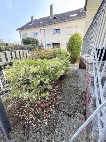 Vorgarten Gro�z�giges Reihenendhaus mit Garage, Garten und vielseitig nutzbarem Hobbyraum in Obertshausen