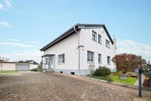 Frontansicht Top gepflegtes Einfamilienhaus mit Einliegerwohnung und au�ergew�hnlich gro�em Grundst�ck