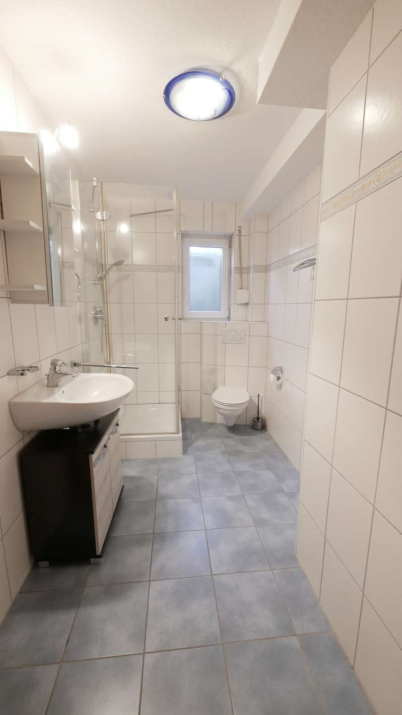 [Bild in Originalgr�sse bitte klicken] Duschbad mit WC im Souterrain Maisonettewohnung Okriftel