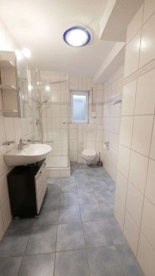 [Bild in Originalgr�sse bitte klicken] 	  Duschbad mit WC im Souterrain Vielseitige Maisonettwohnung mit 5 Zimmern, 2 Terrassen, 2 Parkpl�tzen sowie 2 Gartenfl�chen