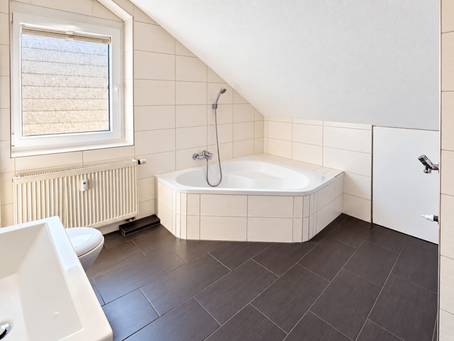 Badezimmer mit Dusche & Eckbadewanne Dachgeschosswohnung Okriftel