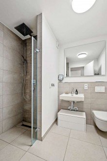 Badezimmer 2 mit Walk-In Dusche Hochwertige 5-Zimmer Wohnung mit EBK, Garten, Terasse, Stellplatz und Ausblick auf den Main
