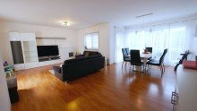 Wohn-/ Esszimmer Vielseitige Maisonettwohnung mit 5 Zimmern, 2 Terrassen, 2 Parkpl�tzen sowie 2 Gartenfl�chen