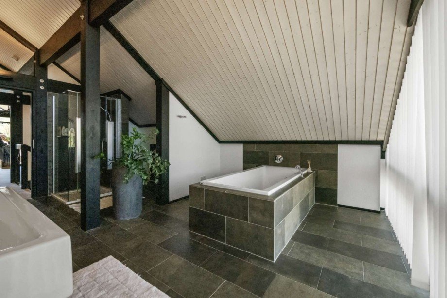 Badezimmer mit Dusche und Badewanne Einfamilienhaus Niedererbach