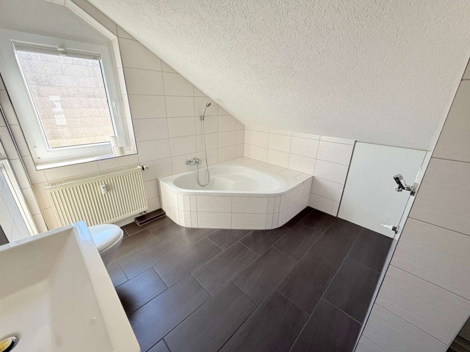 Badezimmer mit Dusche & Eckbadewanne Dachgeschosswohnung Okriftel