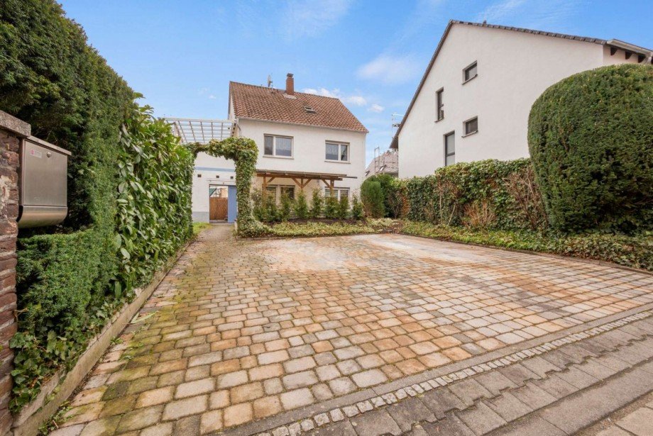 Zwei Au�enstellpl�tze, Vorgarten und �berdachter Sitzbereich Haus Okriftel