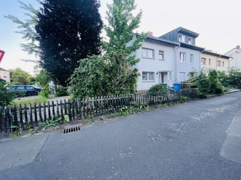 Haus 1 (REH) Okriftel Haus Zwei H�user auf einem gro�en Grundst�ck in zentraler Lage von Okriftel