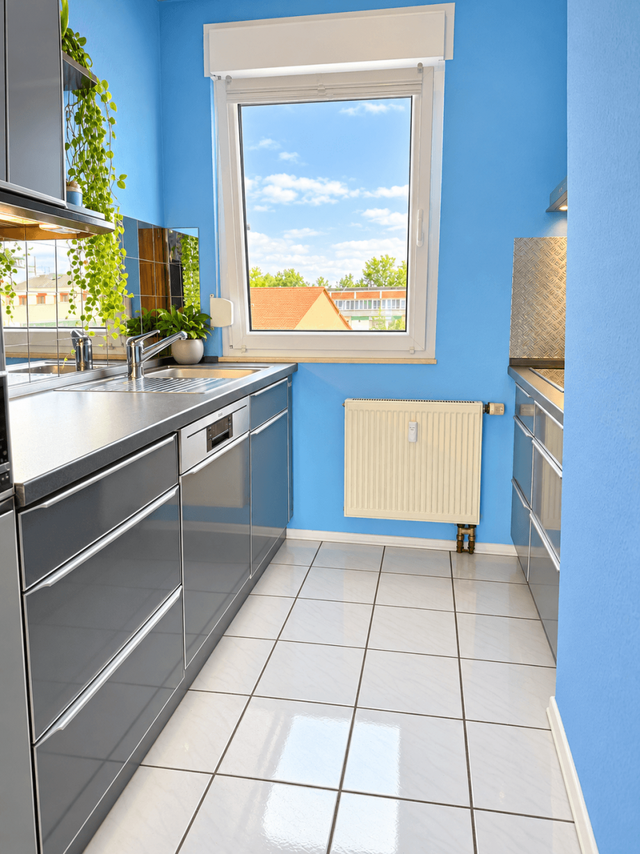 Sonnige moderne K�chenecke mit Fensterblick Dachgeschosswohnung Okriftel