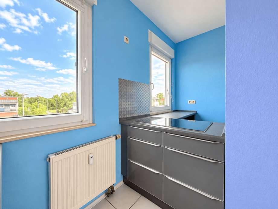 Sonnige moderne K�chenecke mit Fensterblick Dachgeschosswohnung Okriftel