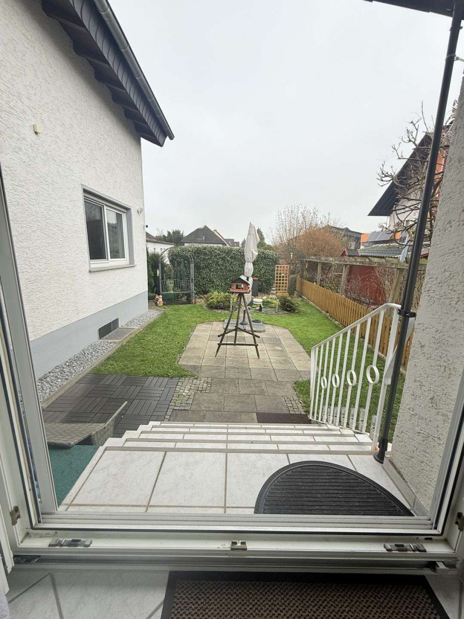 �ber Treppen in den Gartenbereich Haus Hattersheim am Main